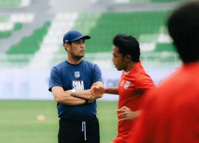 Pelatih Sumsel United Nil Maizar memberikan arahan ke pemainnya jelang laga menghadapi PSMS Medan. [Instagram]